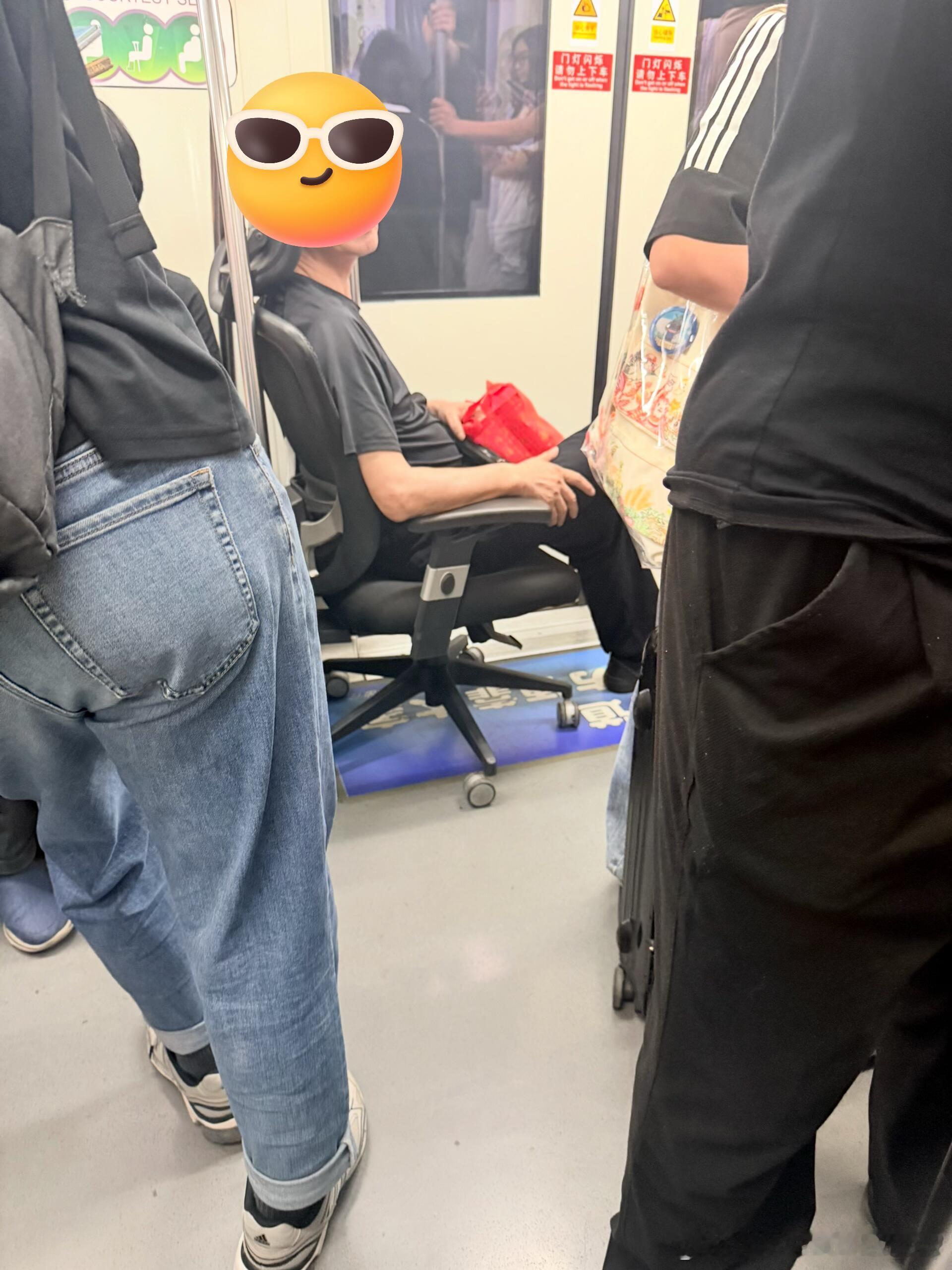上海地铁一号线这个人带着电脑椅坐门口