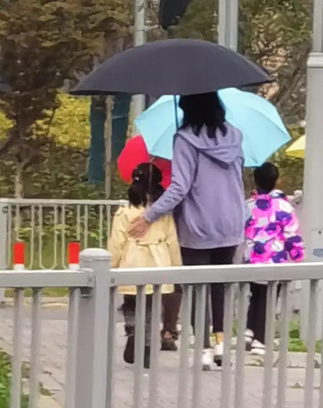 对于姚晨官宣离婚这一事件，有人觉得惋惜，毕竟曾经她和伴侣也有过甜蜜的时光，那些恩