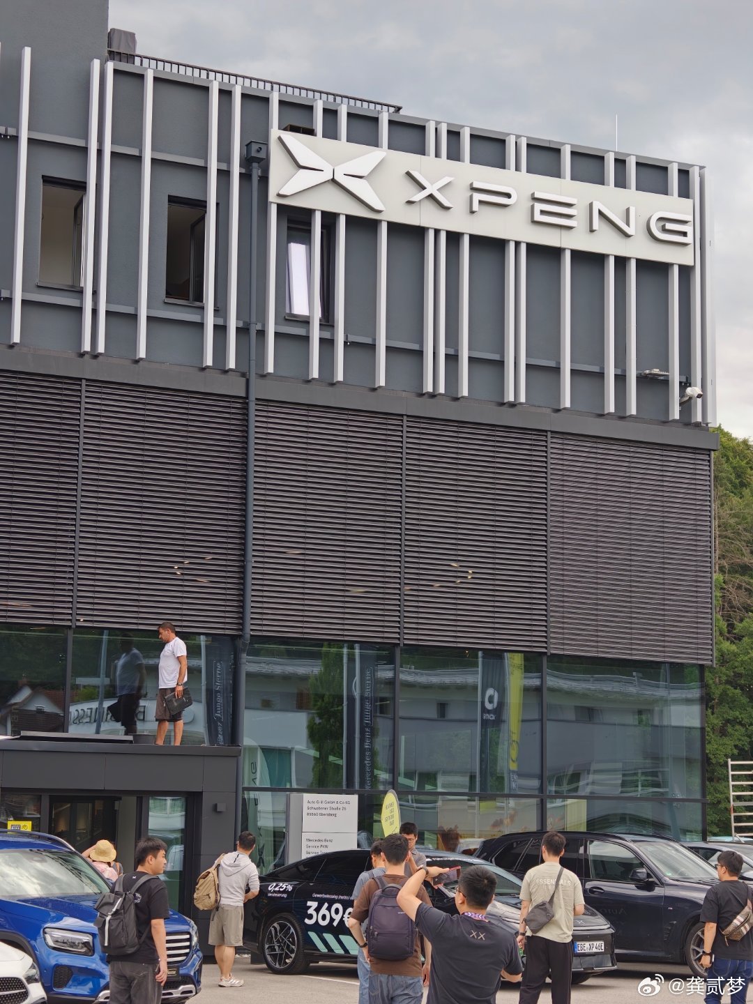 过来慕尼黑小鹏店看了下这里小鹏其他车的售价P7+长续航5.1万欧X9长续航8.2