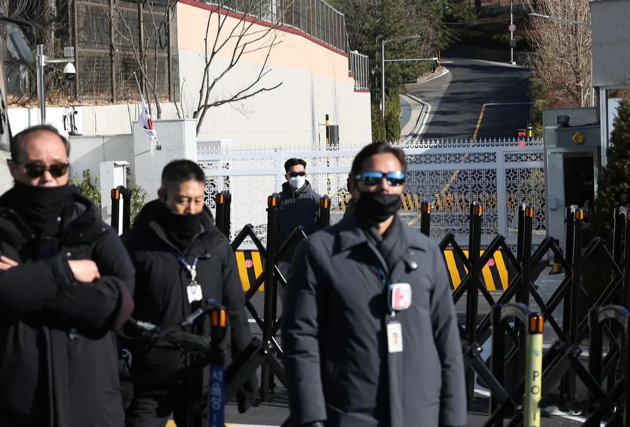 太离谱了！韩国警方尽管出动了近3000人协助，但韩国高级公职人员调查处抵达总统府