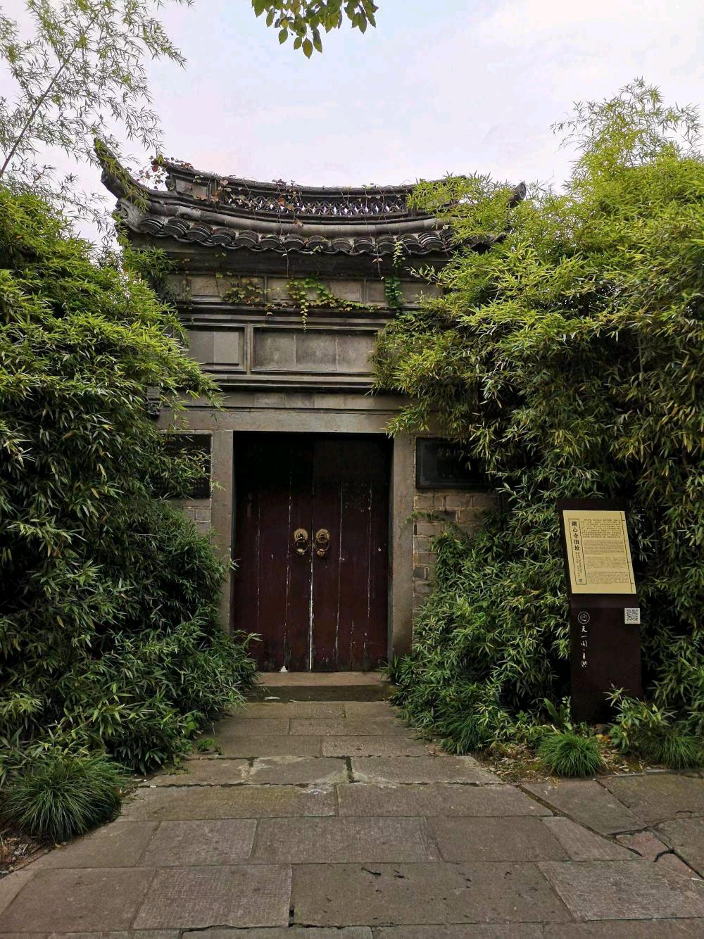 1946年，新四军把后方医院放在淮安一个千年古寺里，在安装电话线时，竟然发现了一