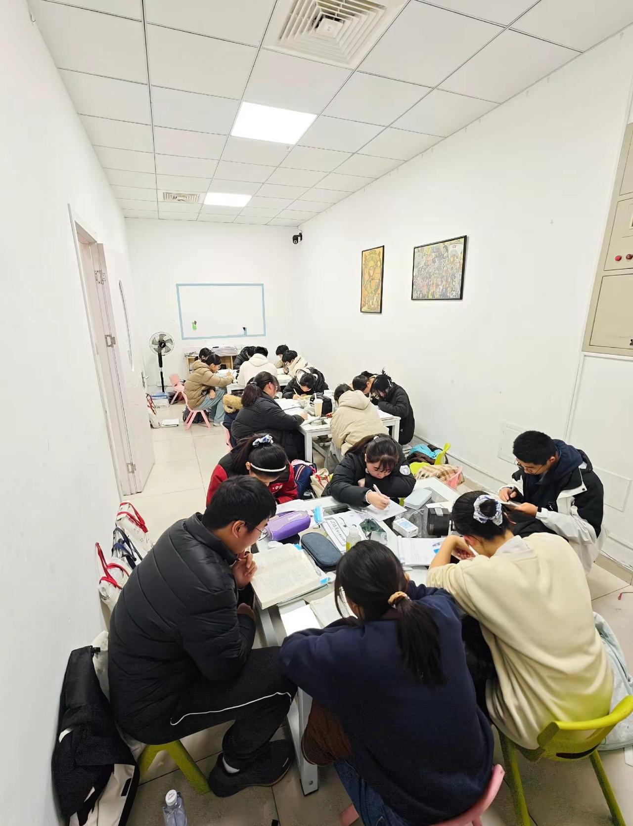 26届中考班自习室第一天。学习效率嘎嘎高每日分享 认真学习的孩子