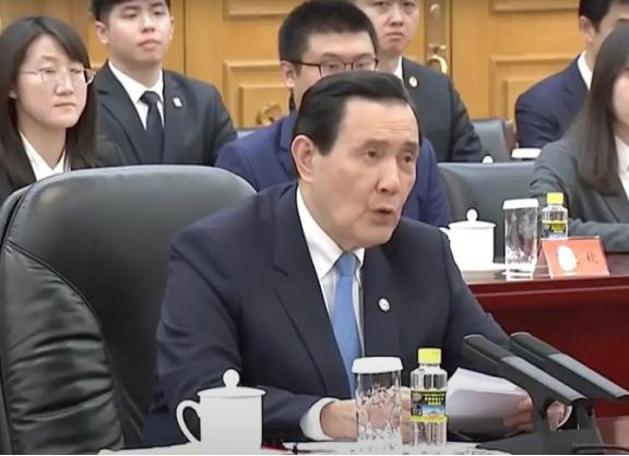 台湾现在就两个选择，要么和平统一，继续“一国两制”，要么等我们过来变成“一国一制