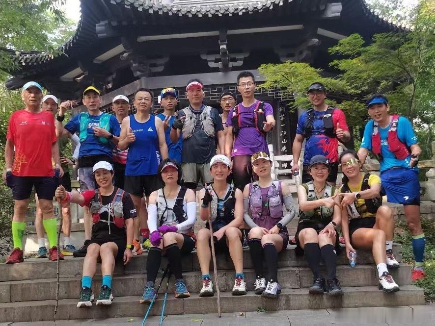 泥地限定款， 泥泞与草屑，是户外人最体面的妆容。主打一个“从哪里来，泥往哪里去”