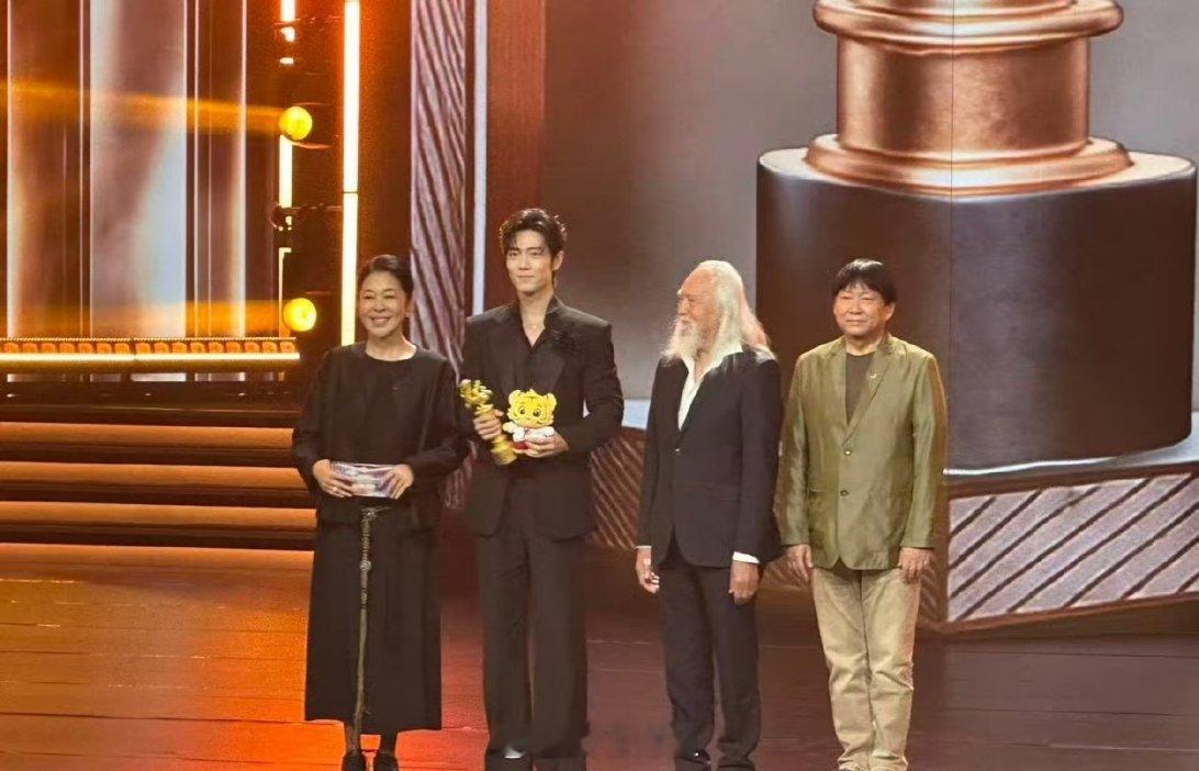 肖战凭借《得闲谨制》这部剧获得了最受大学生欢迎年度男演员的称号，真的是一点儿也没