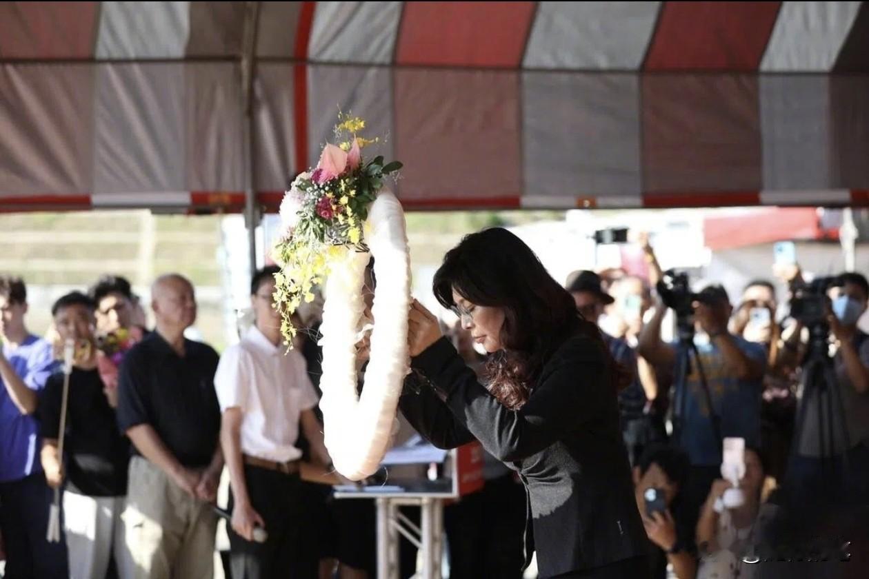 郑丽文迎来就任之后第一个挑战。

而且没想到的是自己人对她的攻击。

日前出席台