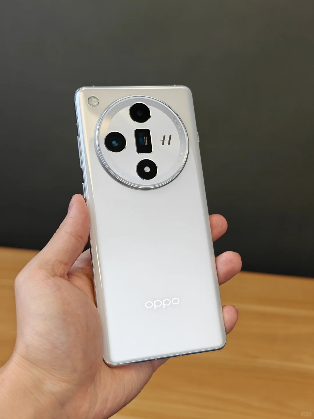 看到这白色的OPPOFindX7我只想给OPPO提一个建议，说出来让大家听一下，...