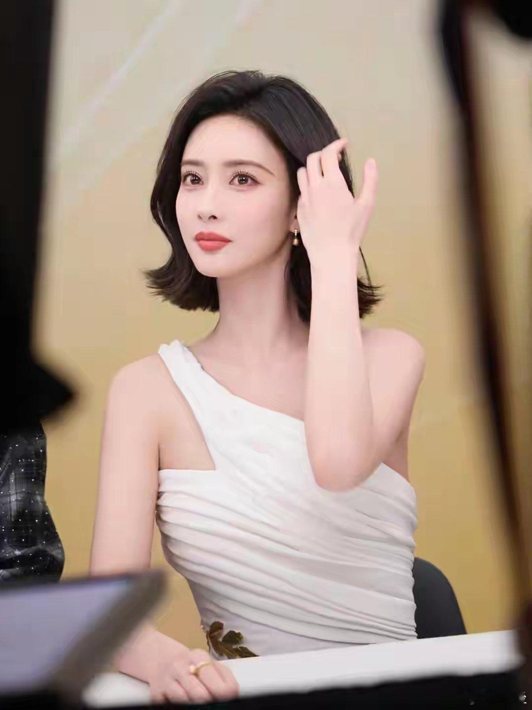 啊后孟子义的镜头里，永远藏着两种截然不同的美。白羽毛挂脖裙衬得她清冷贵气，黑纱抹