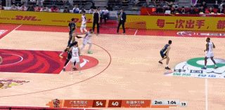 萨姆纳突破三绝招发威，新疆靠纳托尔三分球偷袭，新疆后卫线差太多

新疆队上半场4