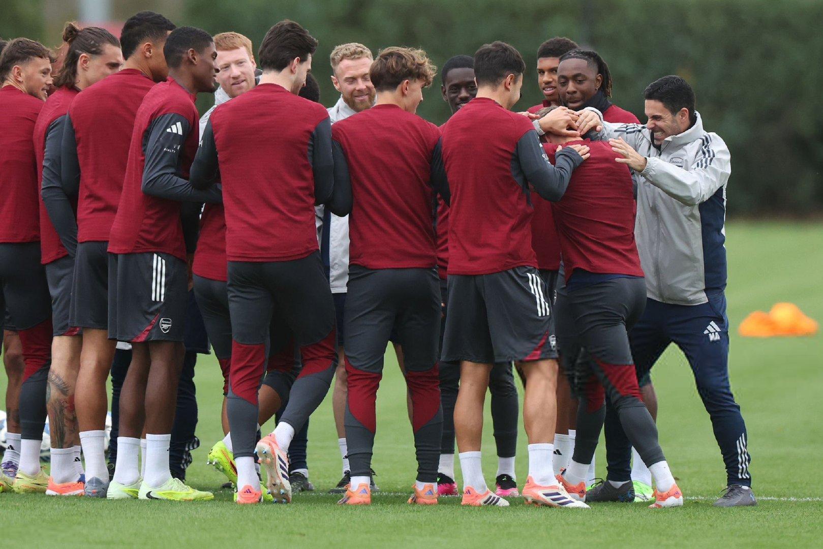 周六特罗萨德完成了代表阿森纳的第100场英超联赛出场，阿森纳全队向他表示祝贺[6