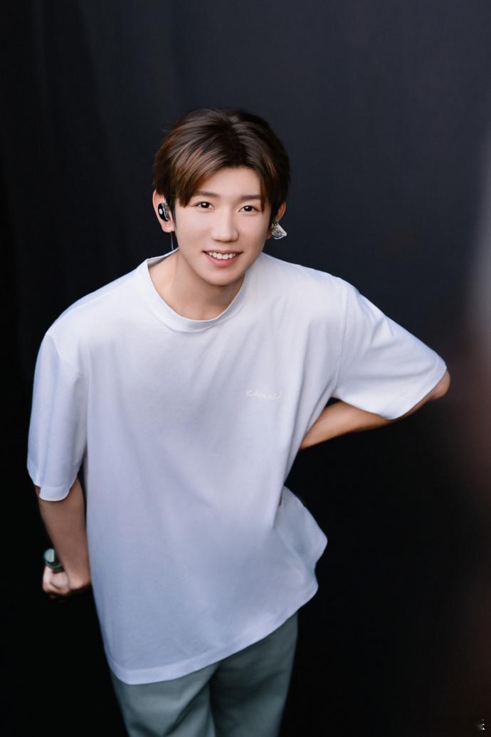 王源演唱会工作人员的衣服也是高定高定品牌为王源巡演幕后团队定制工作服 王源这待遇