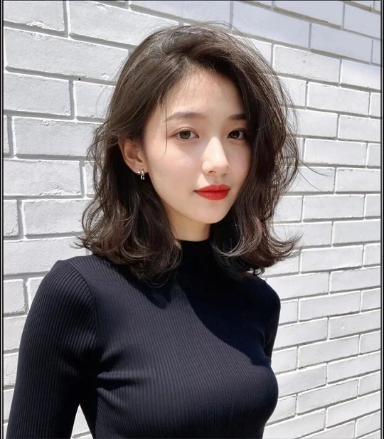 颜值对于发型很重要颜值是底子，发型则是氛围感加分关键。合适的发型能够修饰脸型轮廓