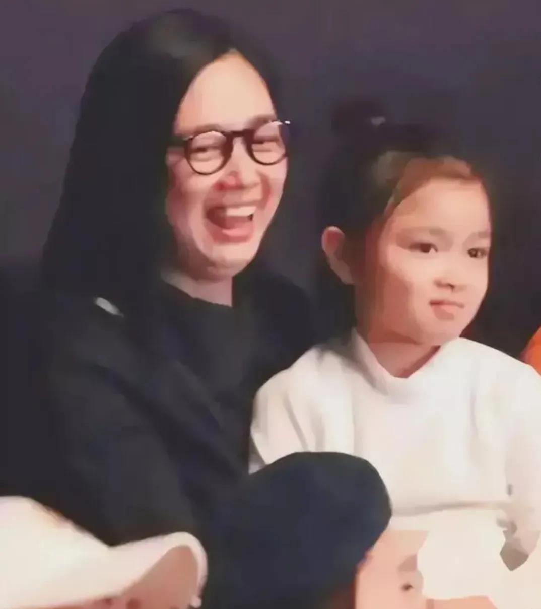 刘德华12岁女儿一露面便惊艳众人，小小年纪气质出众。她眉眼间尽显灵动，举止优雅大