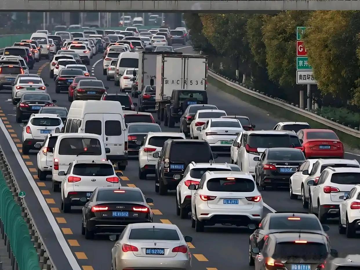 准备开车回家的朋友，千万别被网上那些堵车和车祸的消息误导了。
互联网自媒体发达固