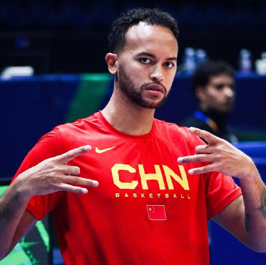 李凯尔，还能入选中国男篮吗？答案是否定的，从今天首场季后赛来看，毫无可能性。
 