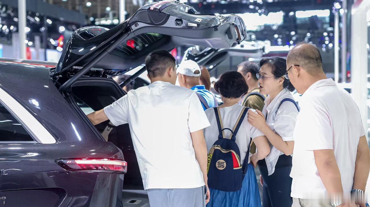之前在出差期间也去各地不同品牌线下门店都看了下，到乐道门店看的时候，突然想起 L