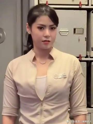 漂亮的印尼空姐，一上机就被她吸引了，身材比例完美啊