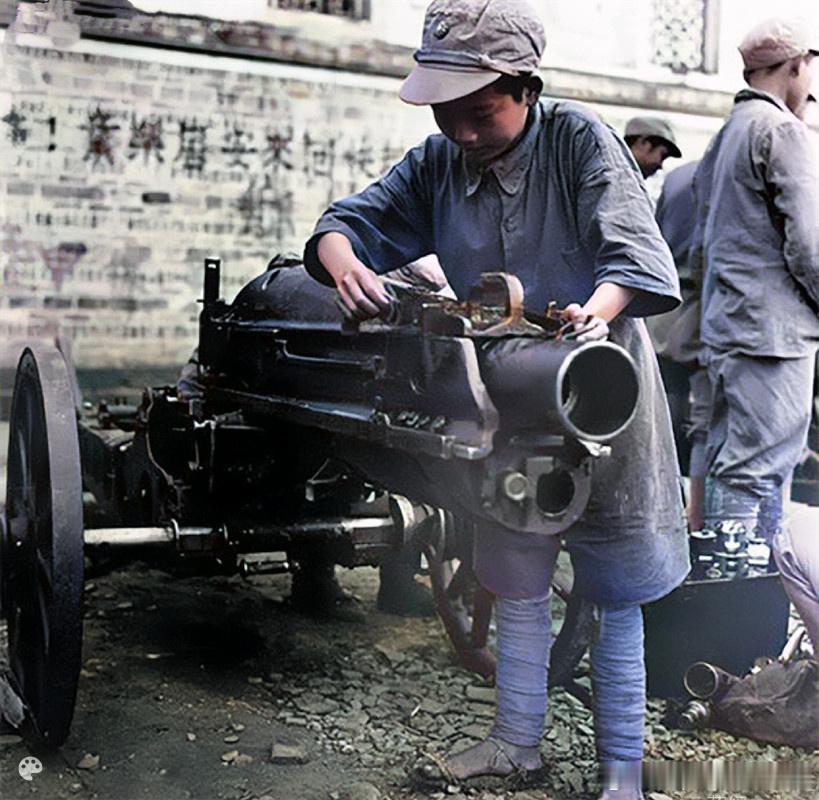 1945年5月74军一位娃娃兵奉命小心翼翼地擦拭着美式75毫米山炮 ​​​军事历