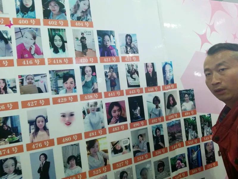 相亲对象的解释
今天早上陪舞友去相亲，到了古镇茶楼介绍人早等着。8.30分泡好茶