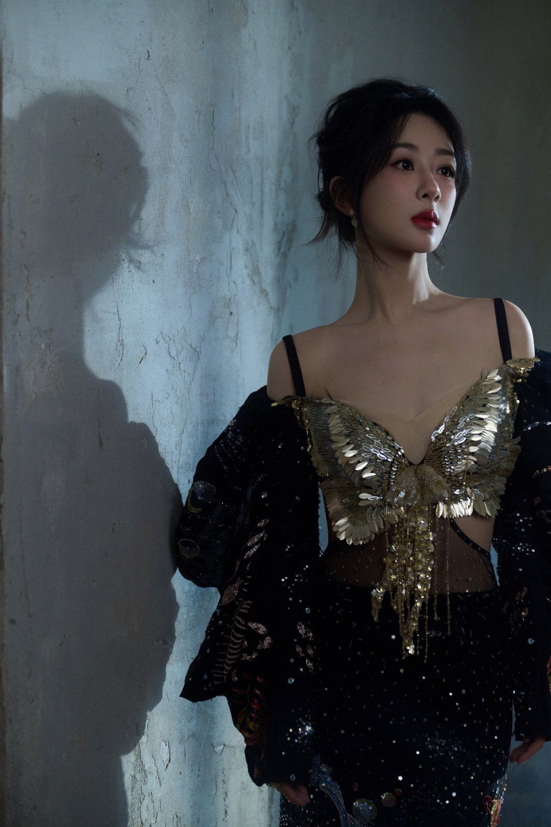  [抱一抱]#杨紫要久久爱# 想和你坐在晚风里，和你碎碎念时光里的往事。步履蹒跚