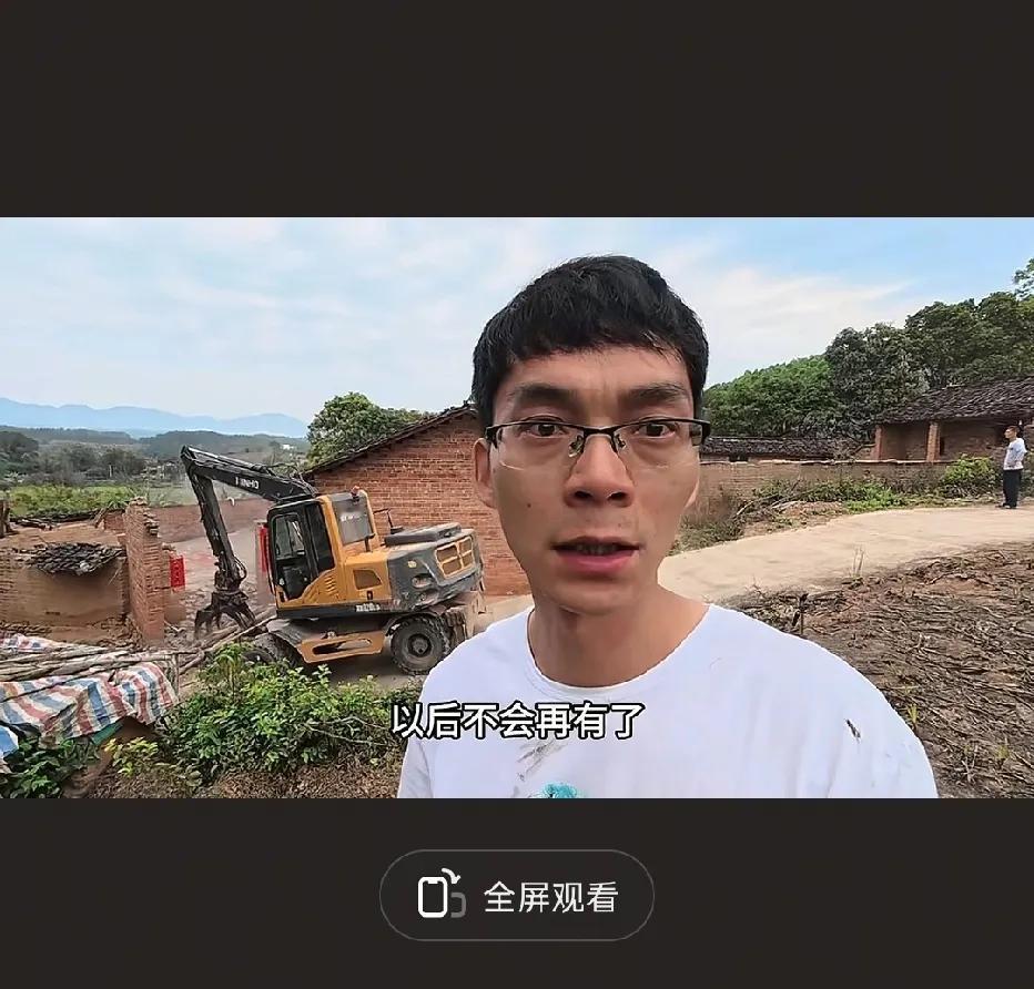 唐尚珺哭了，老家的房子拆了，要新建了。但是，这应该也是幸福的眼泪，当然更多是记忆