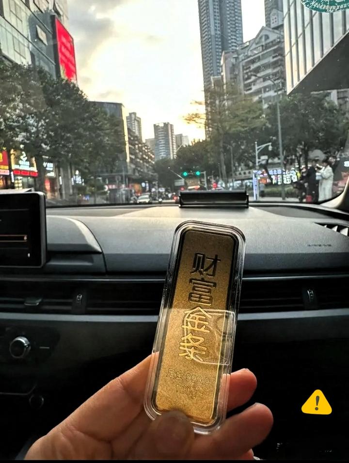 8月4日的黄金盘面，让很多持仓散户倍感煎熬。
近期大盘金价持续高位震荡，走势忽上