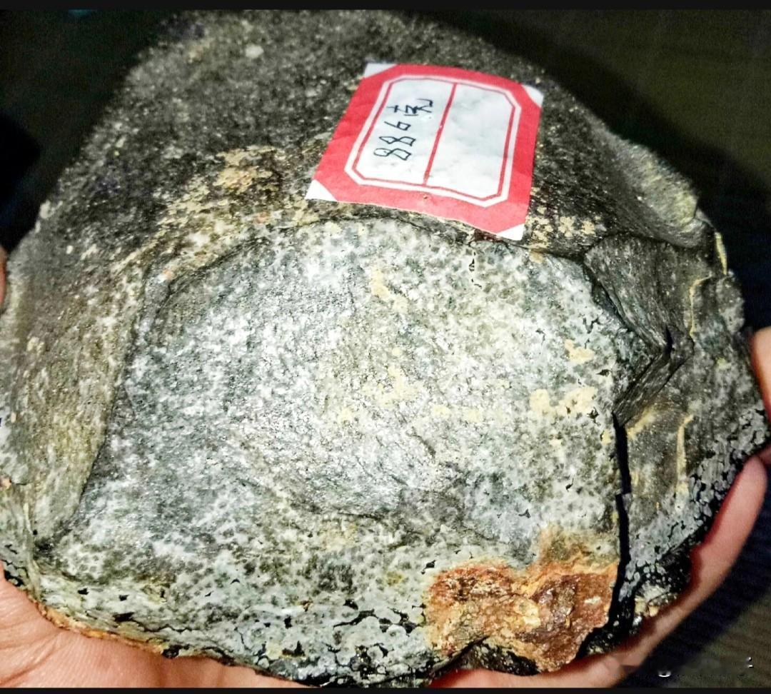 这块压在箱底的886克月球陨石，于我而言，从不是一块冰冷的石头，而是我十年猎陨路