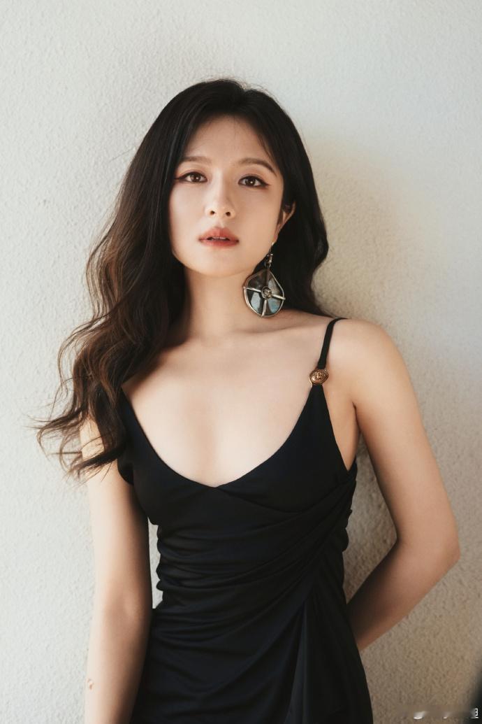 李兰迪吊带露背黑裙李兰迪吊带露背黑裙，完全就是姐感妹，好美啊李兰迪黑裙姐感妹