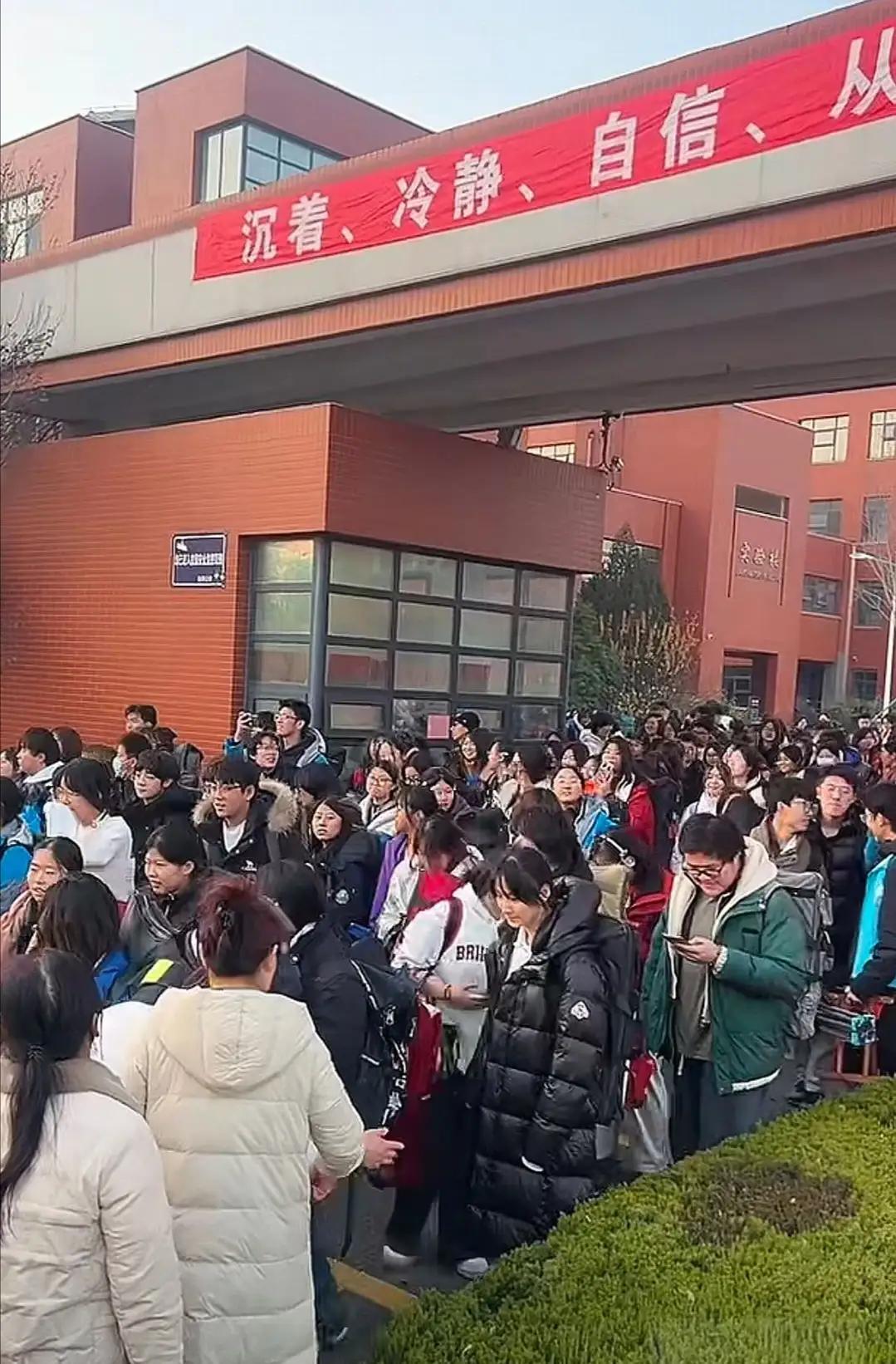 气笑了，今年山东美术艺考生天塌了……看到考题，真的没忍住[捂脸]想过题有多难、有