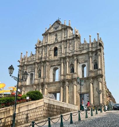 澳门之所以不闹腾，不闹独立，不闹分裂，不闹反共，甚至不闹亲台亲美，最重要的原因是