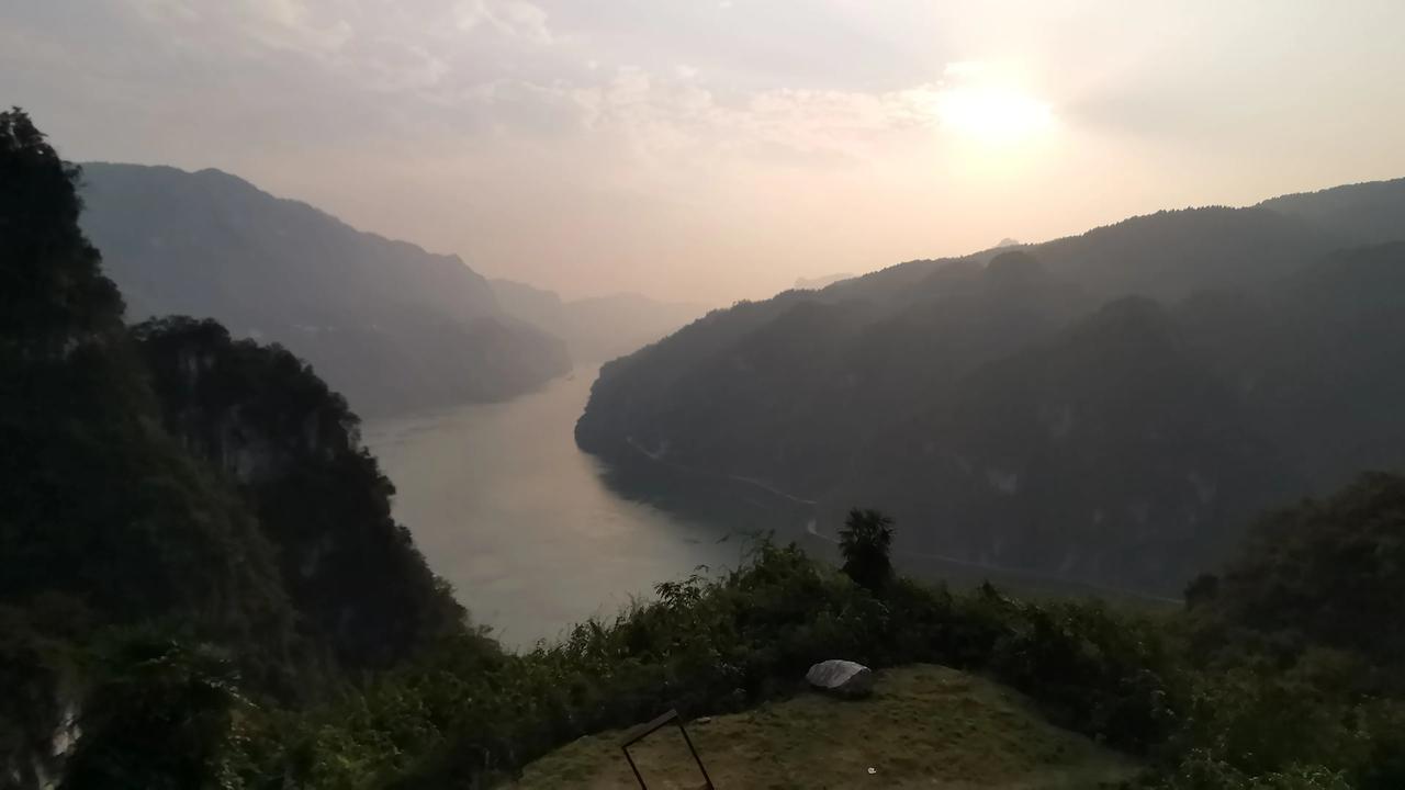 到宜昌了。过葛洲坝去三峡大坝。途经西陵峡。（至武汉西进去岳阳，环洞庭湖，环南湖，