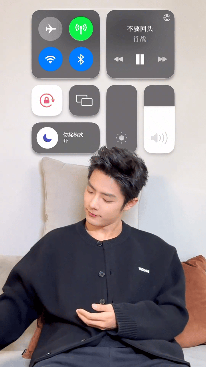 脑中闪过一瞬又一瞬的画面，最后带着“我们” “不要回头”🥹 ，让我在音乐🎵的