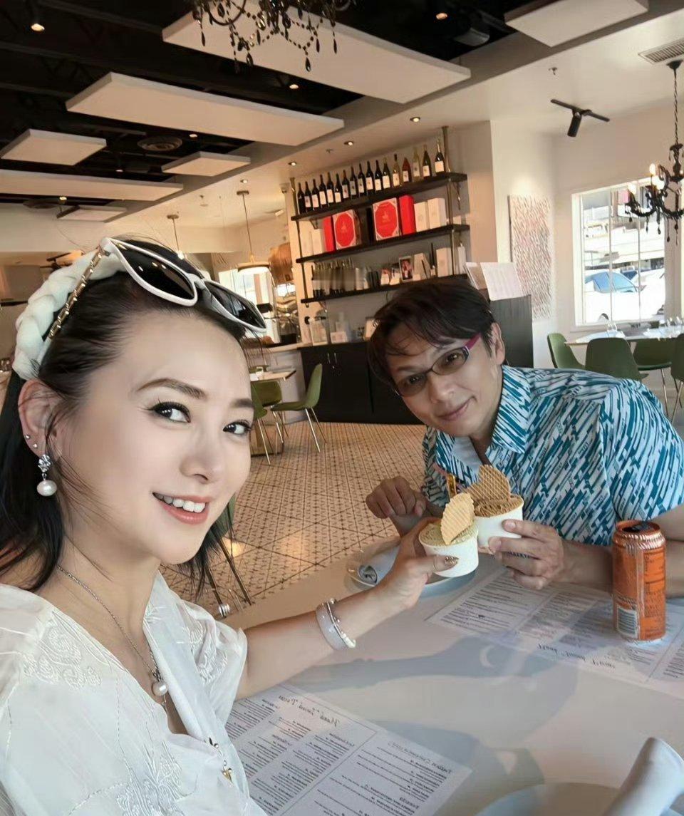 翁虹回到洛杉矶的家，和老公逛吃逛喝，心情愉悦。翁虹今日发文“两年未回洛杉矶的家，