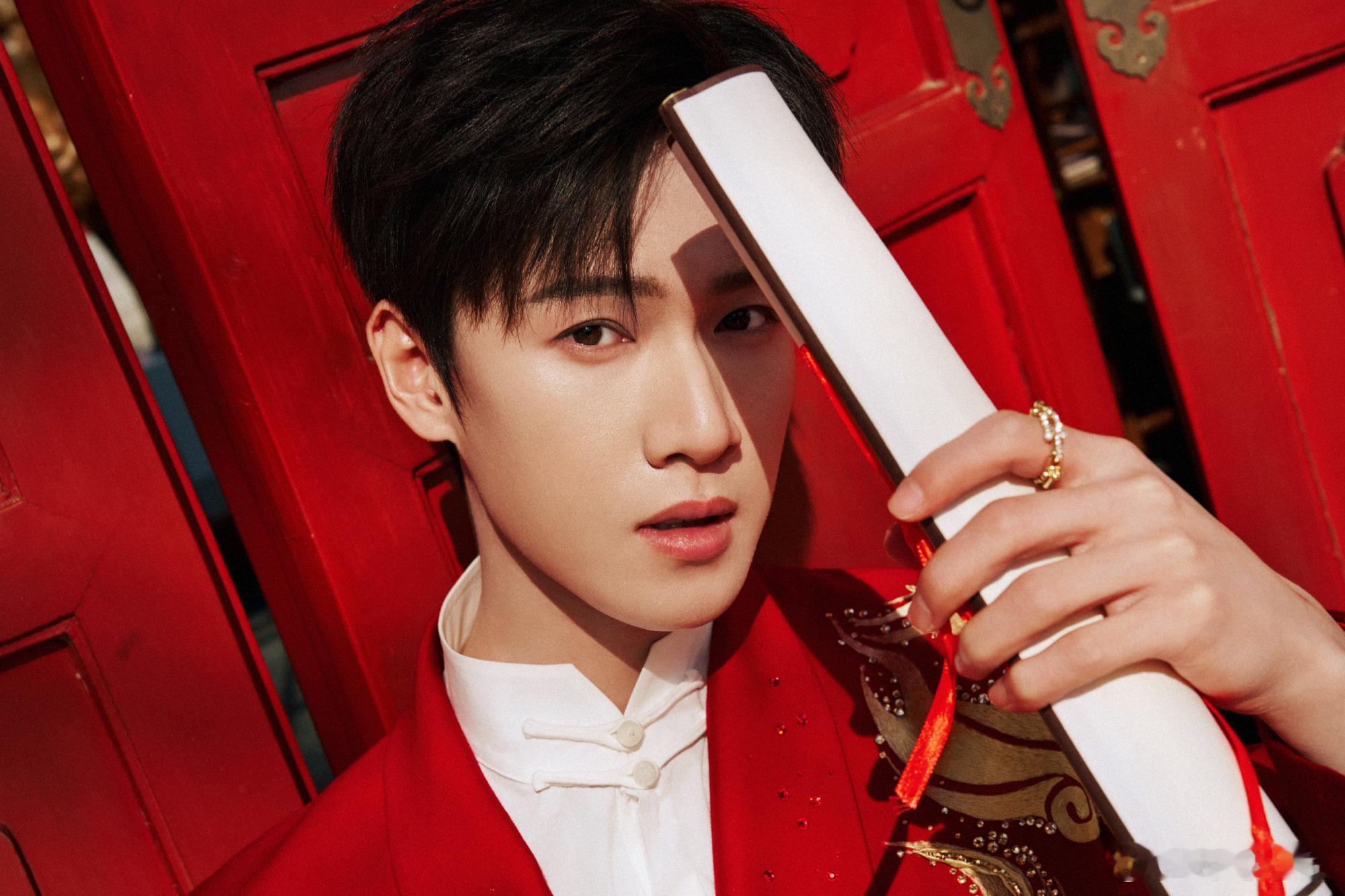 李昀锐春晚门神 这“门神”谁能不爱！李昀锐一身红西装坐镇春晚，正气又有福气，本想