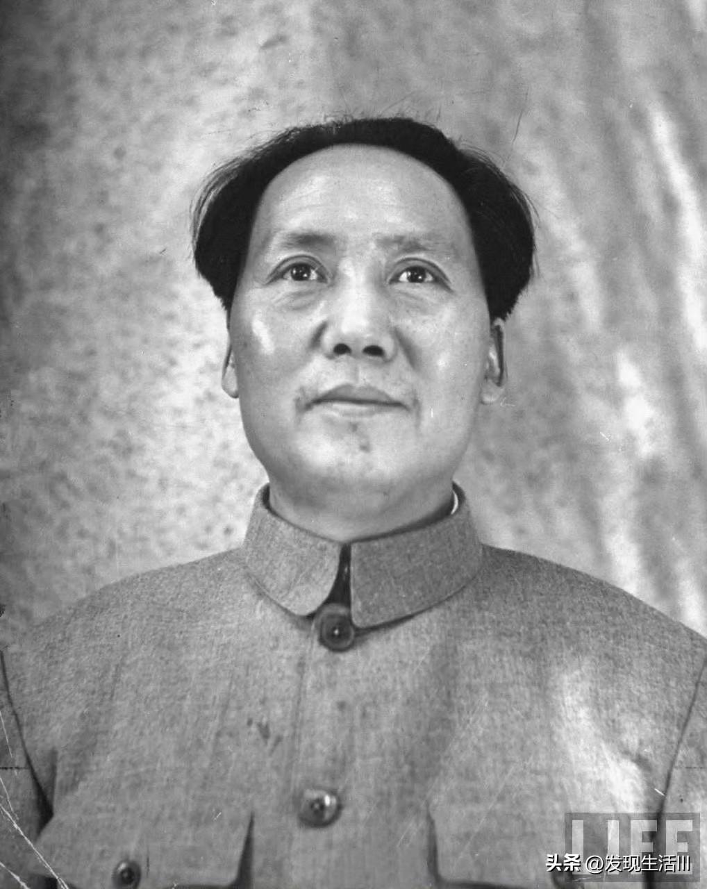 1945年教员应蒋介石之邀，亲赴重庆谈判。当时延安的同志都为他的安全忧心，他却在