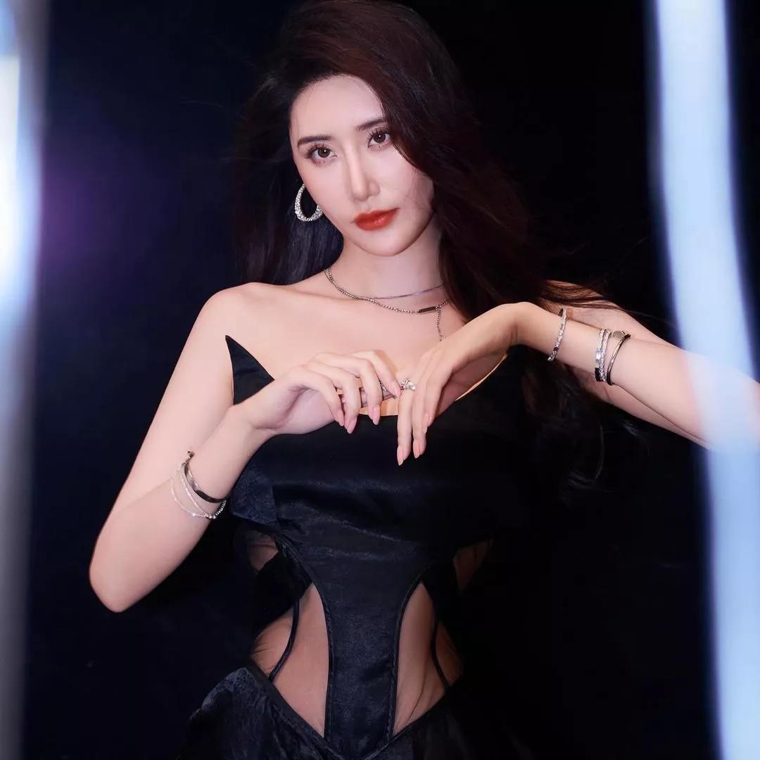 优雅黑裙，自信红唇，闪耀配饰，时尚大片轻奢时尚黑裙 黑裙氛围感写真 黑裙吊带写真