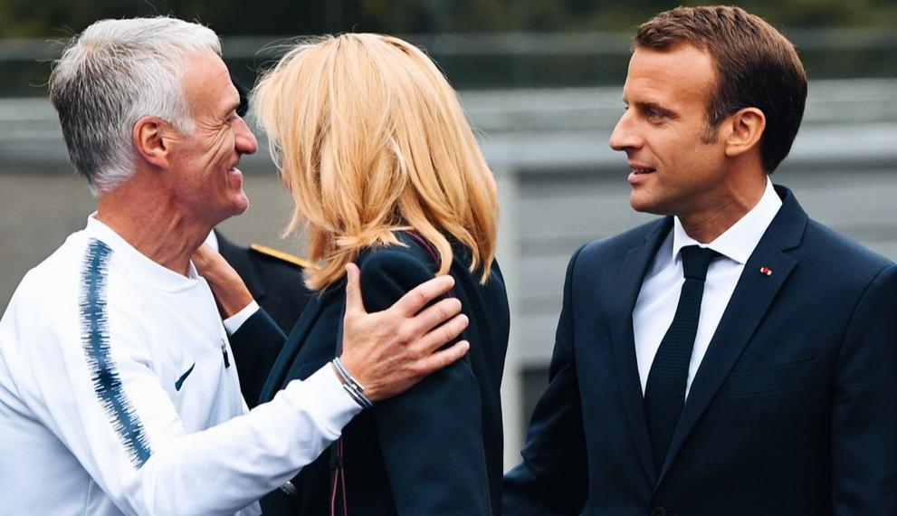 布丽吉特和德尚亲密交流，马克龙站一旁在想什么呢？
德尚满脸笑容啊！看来两人交流的