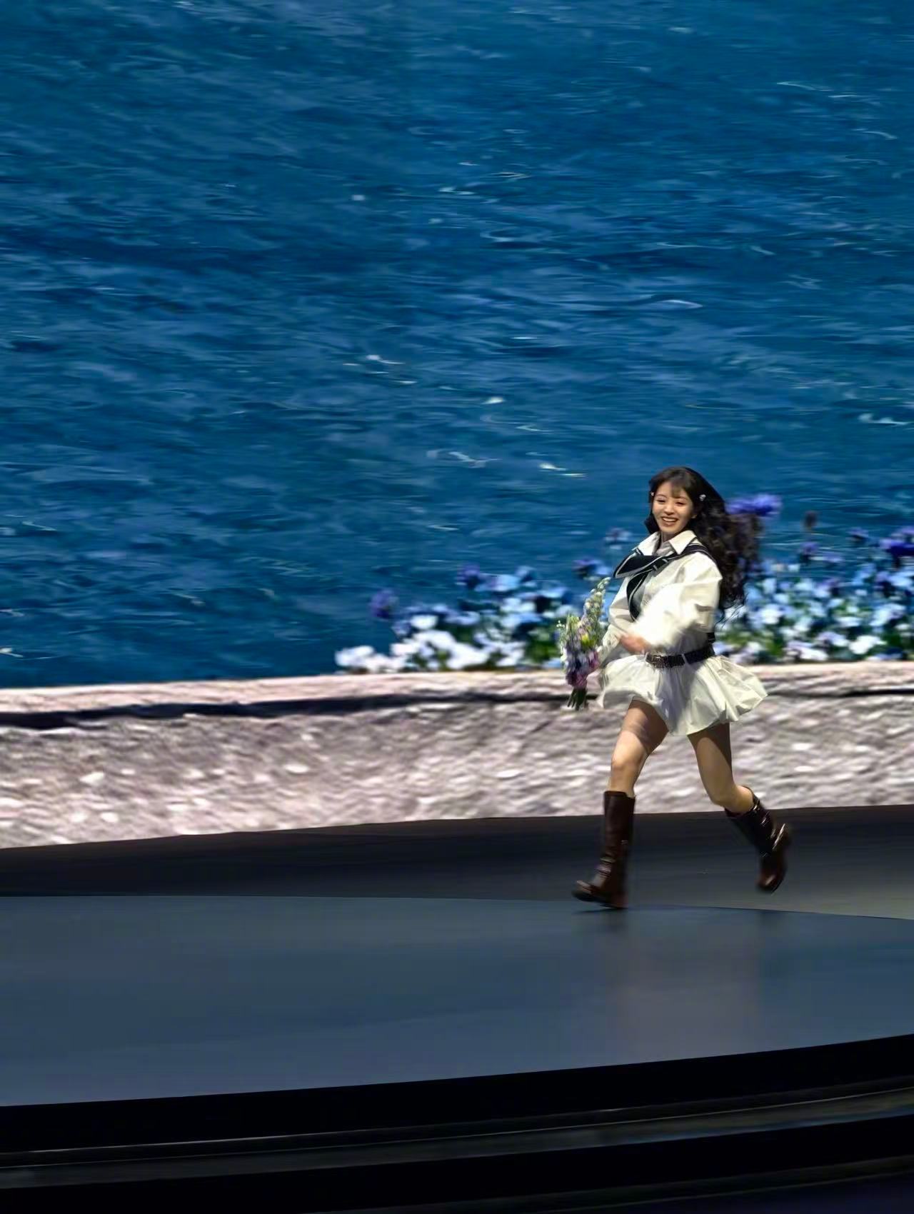 想看田曦薇的5万张照片、vivo S50 vivo S50用「长焦Live运镜」