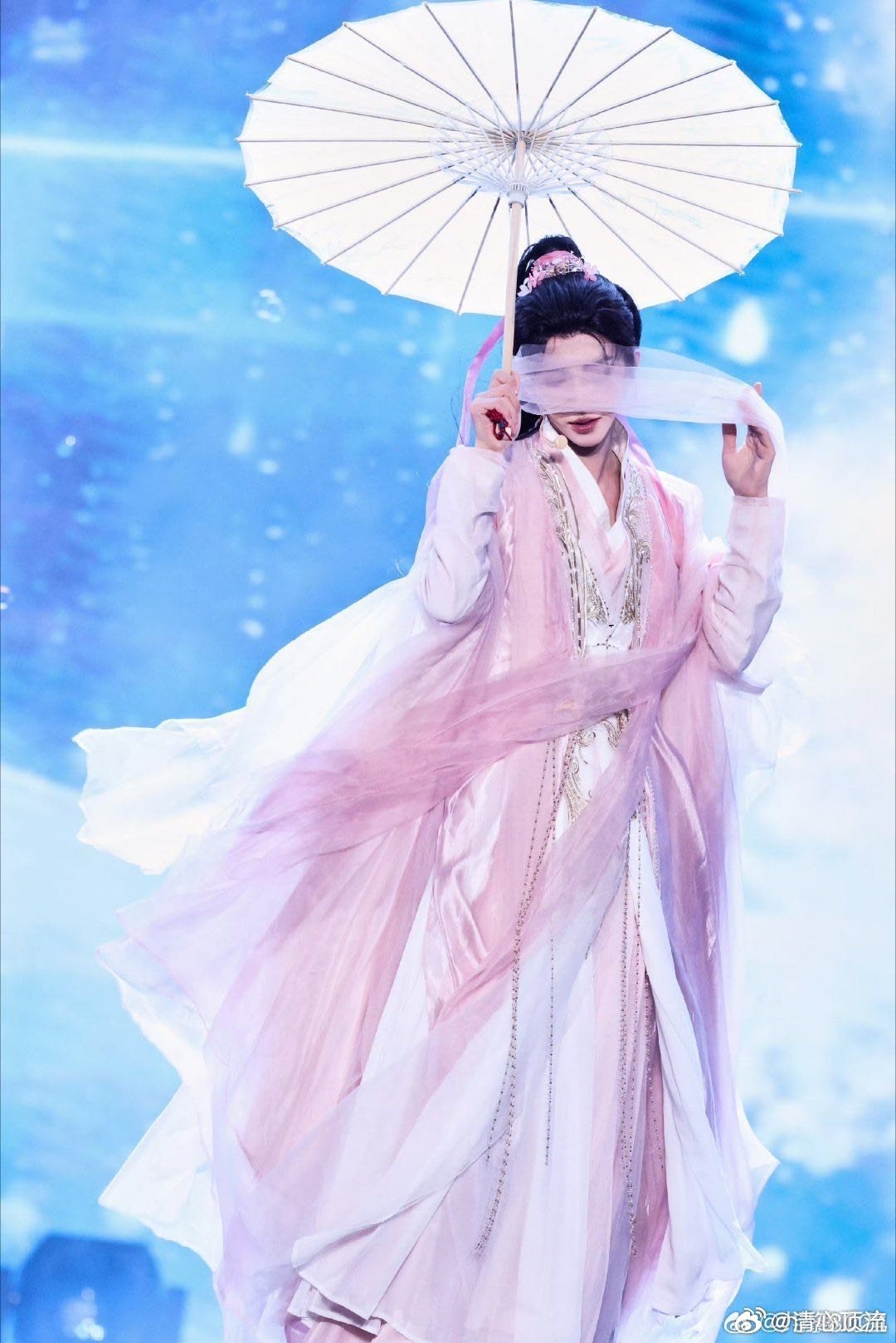 刘宇今天是仙鹤少年吧谁能拒绝刘宇的仙鹤造型啊！古风气质绝了，身段唱腔都恰到好处，