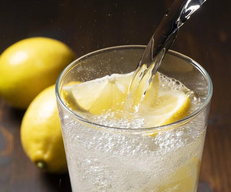 没文化真可怕！一位00后小伙竟然拎着芬达打胰岛素，美其名曰“酸碱中和”，但孩子，