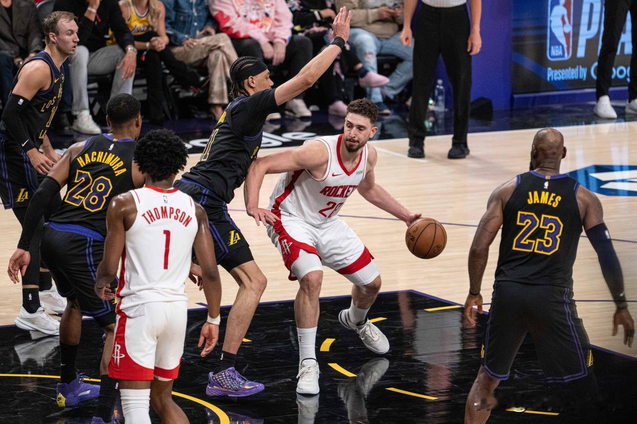 火箭G3想赢，必须有调整和改变！
从排兵布阵而言，申京或者阿门两人之一打替补，最