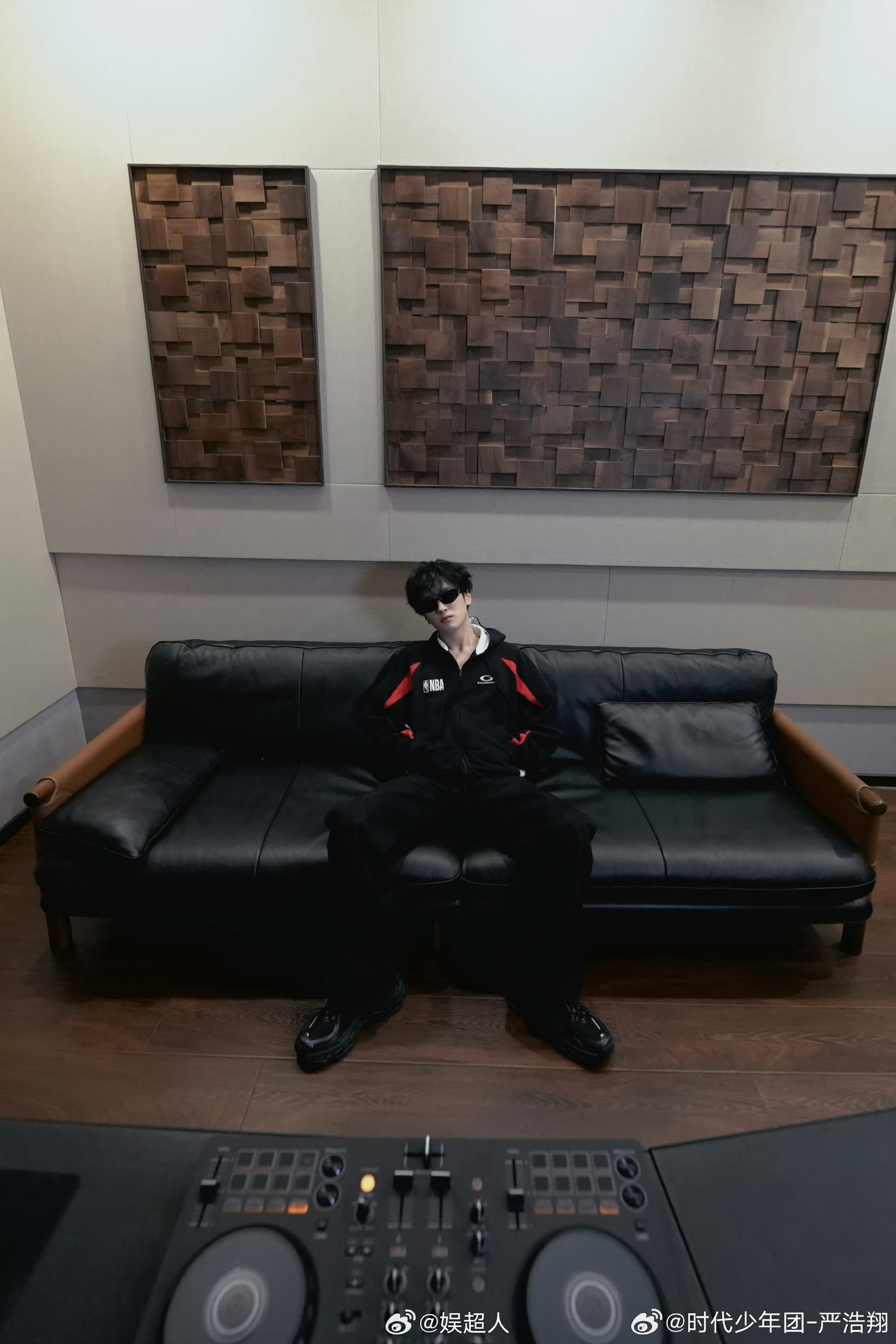 严浩翔预热新EP严浩翔现在我允许恐惧发生严浩翔微博文案“现在我允许恐惧发生。”这