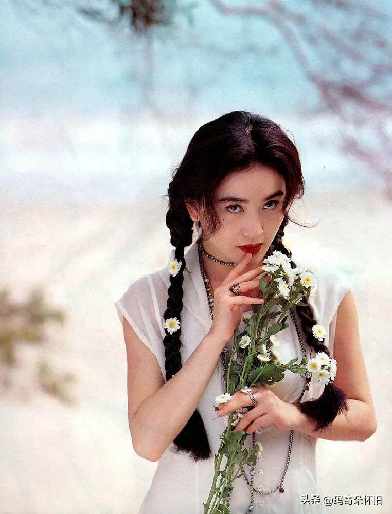 🌟温碧霞 九十年代的海边白月光
九十年代的写真，
总有一种说不出的温柔。

温