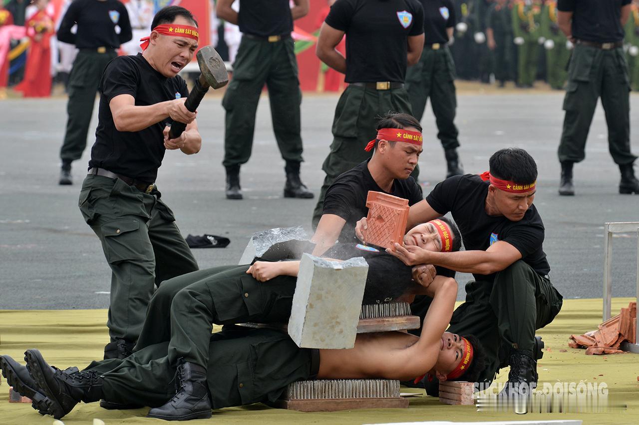 越南机动警察的硬气功表演有点吓人