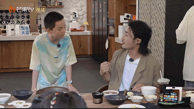 爸爸当家弥补单亲小孩缺失的父爱 萨琪拉包送马头琴还包培养，梓晨在《爸爸当家》享受