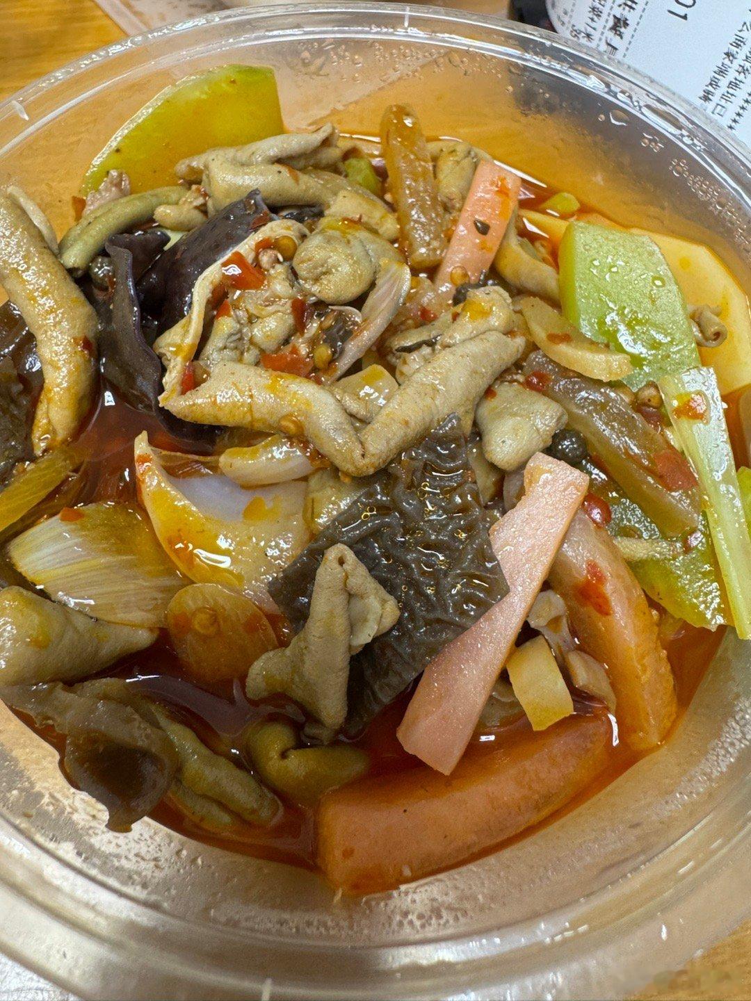 从不理解鸡杂到爱上鸡杂，只过了一年吃过很多种口味的鸡杂，最爱的还是黔江鸡杂，红油