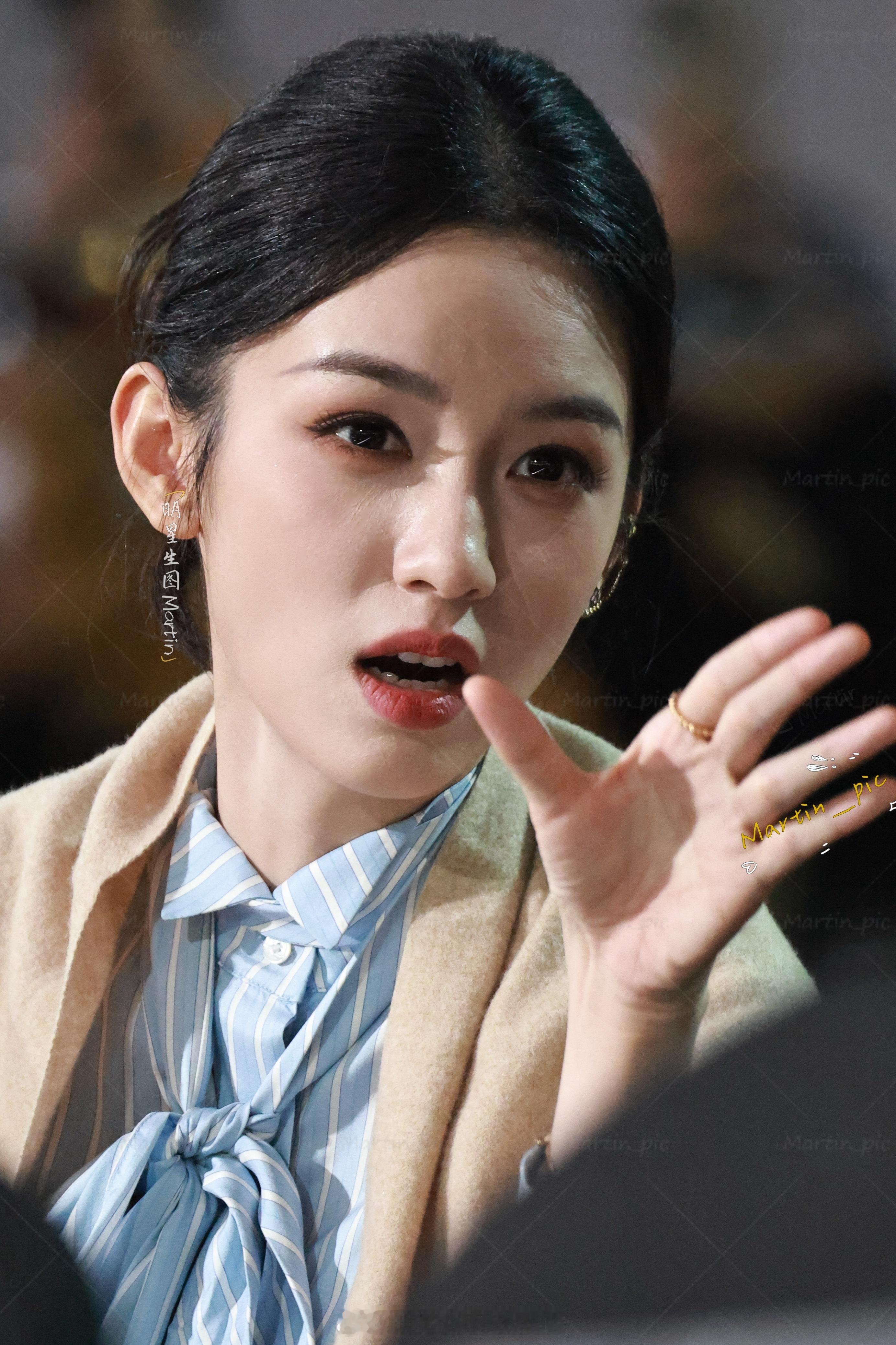 周也 周也星光大赏内场生图周也真的好完美的一颗脑袋 也子感觉比主持人词还多～周也