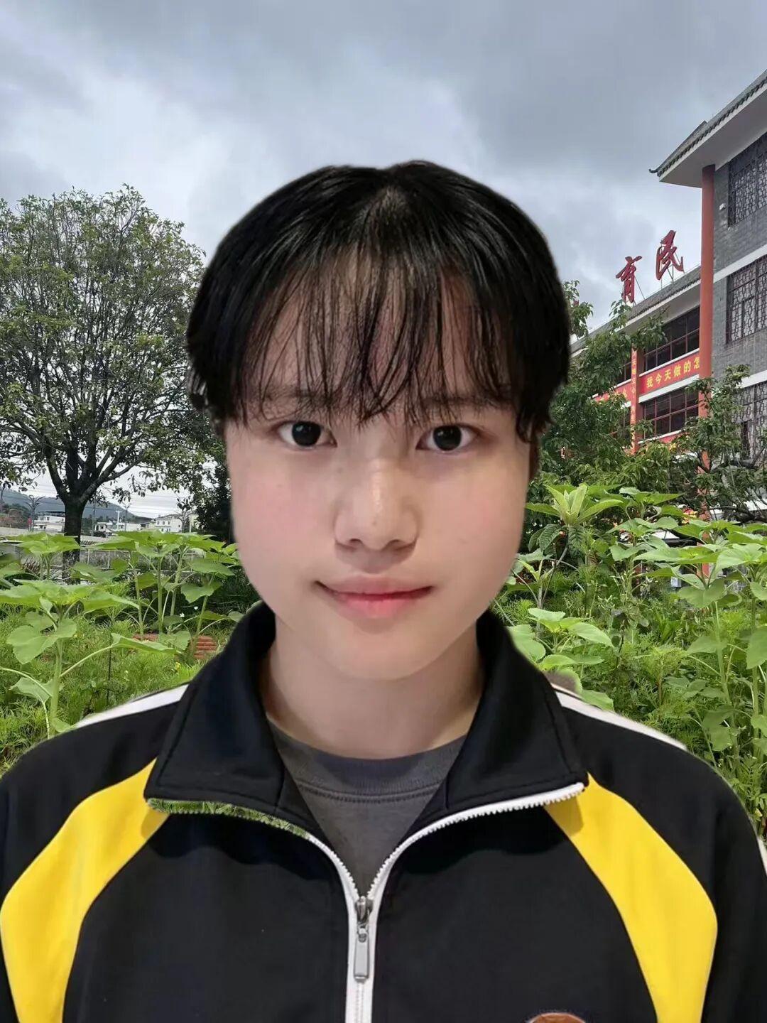 云南昭通，19岁女孩罗祺在集市帮家人摆摊卖野生菌时，收到北京大学录取通知书——全