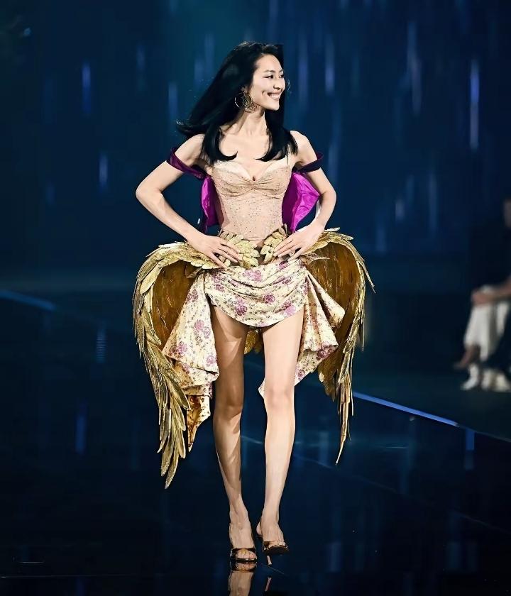 我终于知道为什么井柏然会选择跟刘雯在一起了，刘雯居然可以第10次登上维密秀的舞台