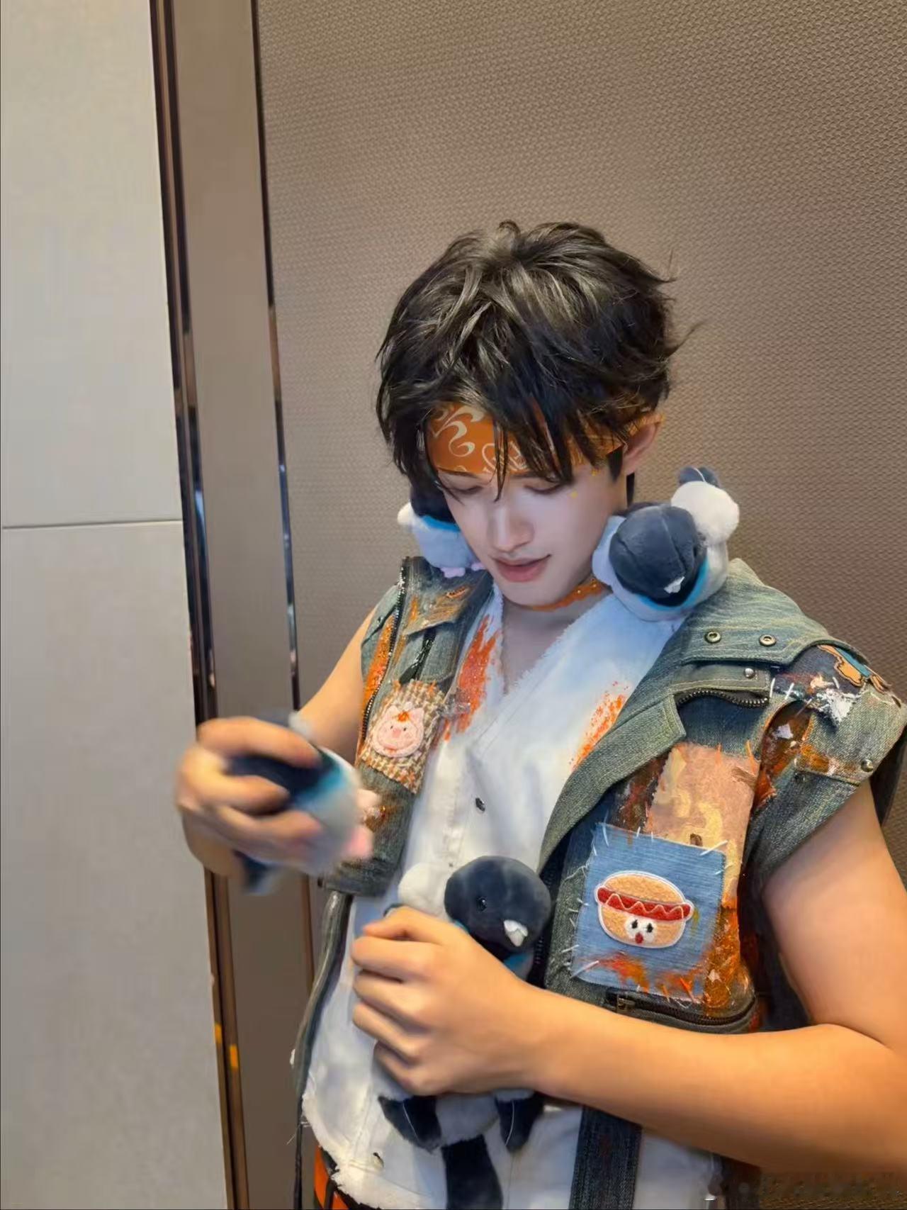 张极 再浪漫一下 张极的舞台氛围感真的绝了，慢歌深情动人，舞台表现干净又惊艳，浪